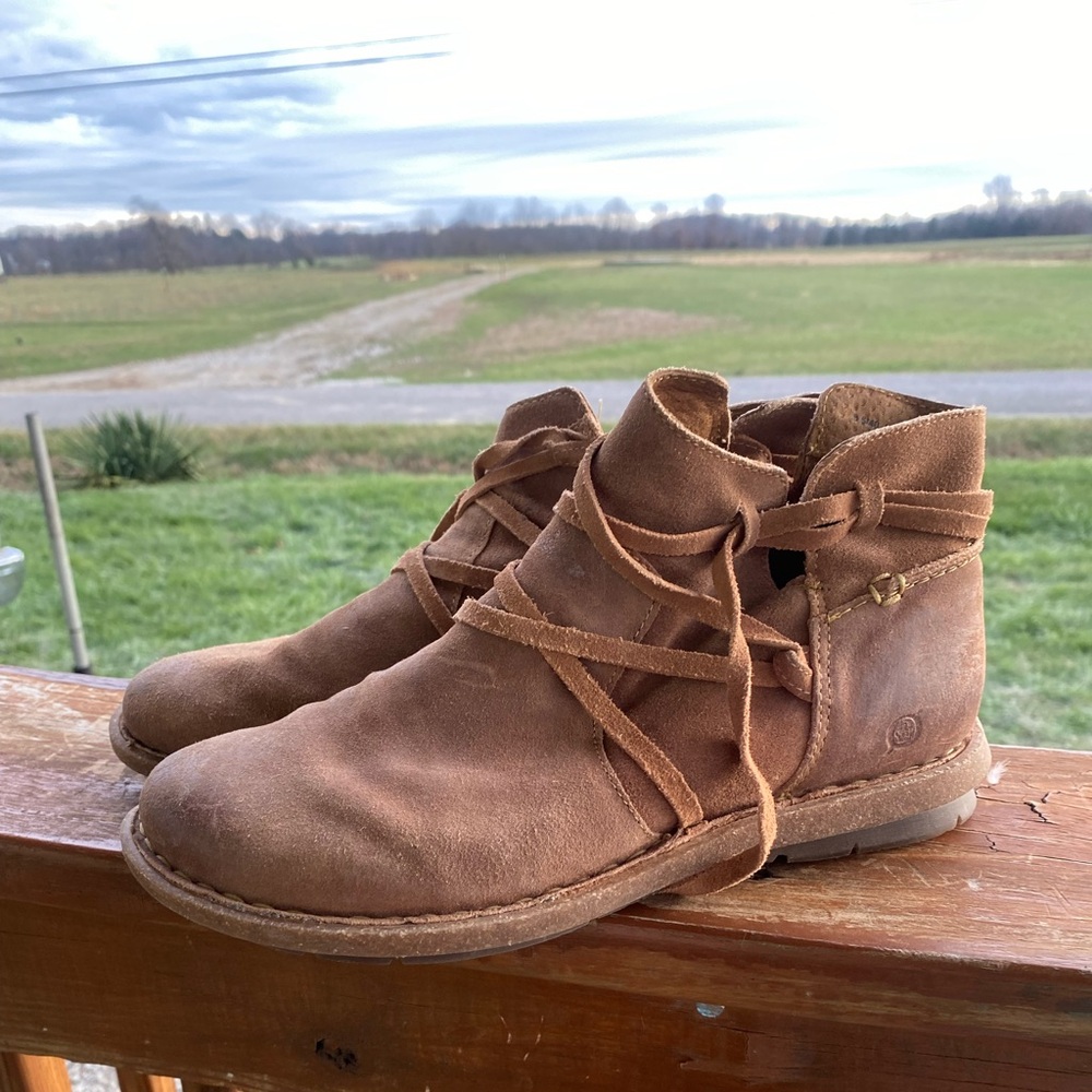 Born Tarkiln leather booties
Size 8.5